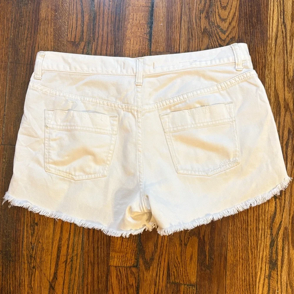 🎉Free People White Jean Shorts. Size 29! Tulum Embroidered Shorts
